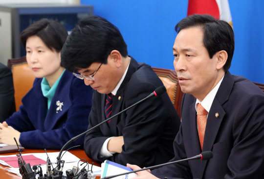 우상호, '내달 2일 늦어도 9일 탄핵안 표결'      (서울=연합뉴스) 이정훈 기자 = 더불어민주당 우상호 원내대표가 24일 오전 국회에서 열린 정책조정회의에서 발언하고 있다. 2016.11.24      uwg806@yna.co.kr  (끝)